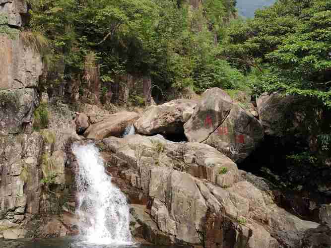 天目山朱陀山岭附近景点