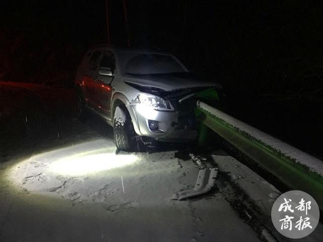 四名游客徒步被困（成都游客自驾遇险被困雪夜）(1)