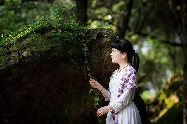 简单大气的钩针披肩编织（编织教程一款绝美的三色花朵钩针披肩）(11)