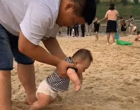 宝爸带娃出去玩就是开心（宝爸带娃沙滩玩耍）(4)