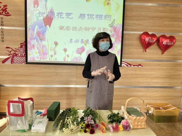 社区开展妇女节插花活动（姚家街道名士豪庭第二社区开展三八节花艺活动）(1)