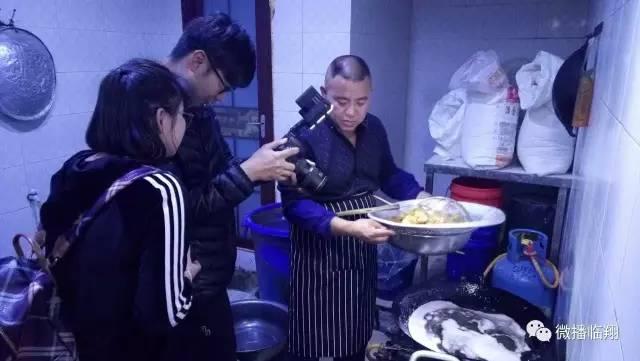 云南官渡美食（云南电视台吃遍云南栏目组到临翔区拍摄特色美食节目）(4)