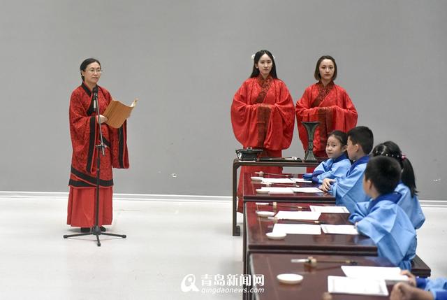 青岛博物馆小学生介绍（青岛同安路小学汉砖博物馆上演开笔礼）(14)