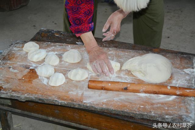 婆婆在农村做的菜（农村婆婆做的大菜包）(1)