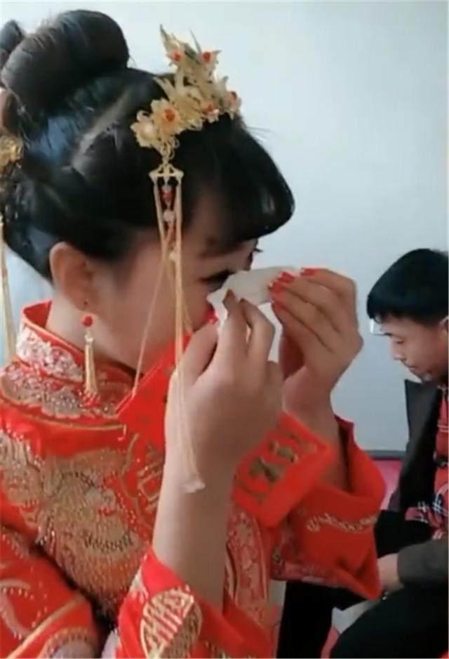 结婚当天新娘看不起新郎父母（新娘舍不得离开父母）(1)