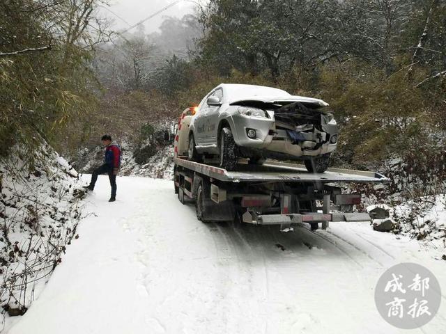 四名游客徒步被困（成都游客自驾遇险被困雪夜）(7)