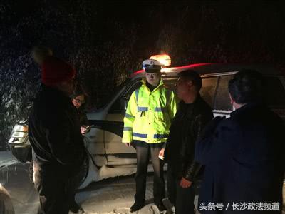 成都自驾川西劝返（成都自驾游一家人雪夜被困深山悬崖边）(1)