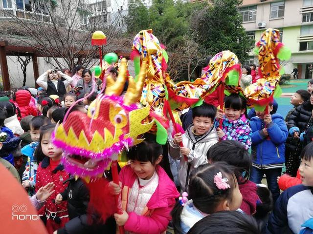 幼儿元旦穿糖葫芦（敲锣鼓吃糖葫芦）(4)