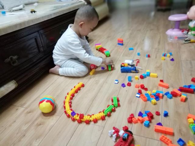 10到11个月宝宝积木训练（乱七八糟地锻炼宝宝的动手能力）(6)