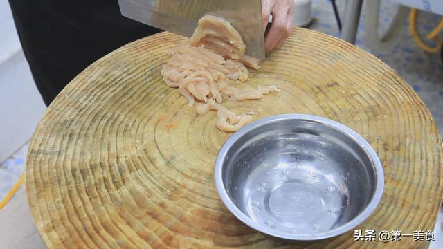 鸡肉炒豆芽的教程（一把豆芽一块鸡肉）(2)