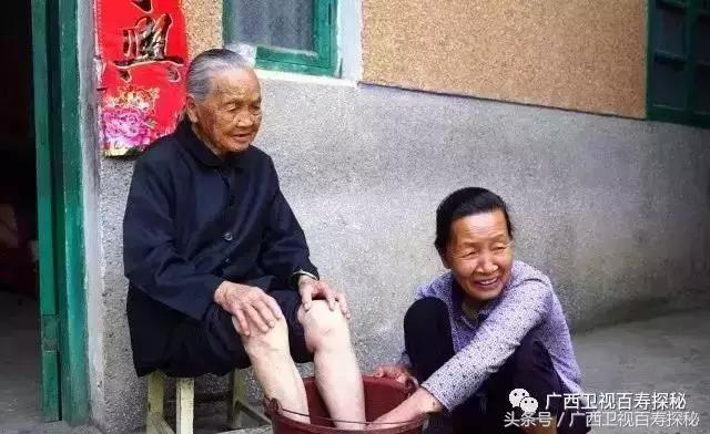 奶奶教我失眠偏方一觉睡到大天亮（泡个热水脚睡个美容觉）(9)