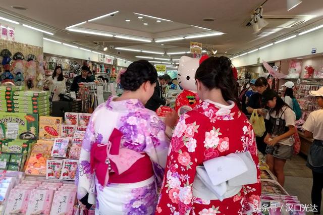 在日本旅游景点看到不少人穿着的衣服（在日本旅游景点看到不少人穿着）(1)