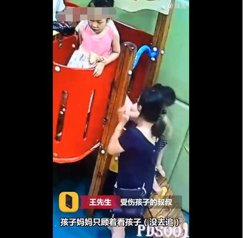 小孩从滑梯摔下来（男童被踹下滑梯胳膊折成三截）(3)