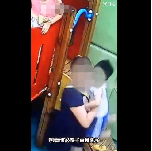 小孩从滑梯摔下来（男童被踹下滑梯胳膊折成三截）(5)