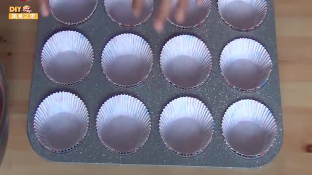 双层红丝绒裸蛋糕做法（教你做精致小甜品）(9)