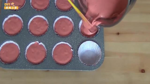 双层红丝绒裸蛋糕做法（教你做精致小甜品）(10)