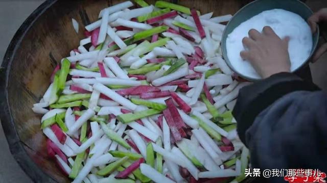 李子柒做泡菜完整版（李子柒腌了一缸中式泡菜）(3)