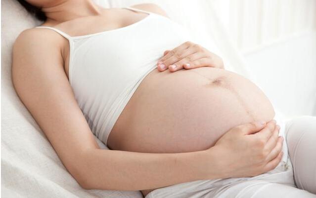 8个月双胞胎孕妈（怀孕8个多月的孕妈无人照顾）(1)