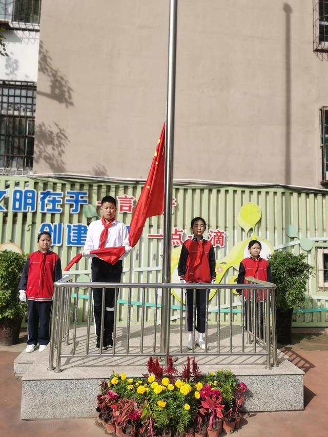 北街小学向国旗献礼（小东门小学我们爱您）(1)