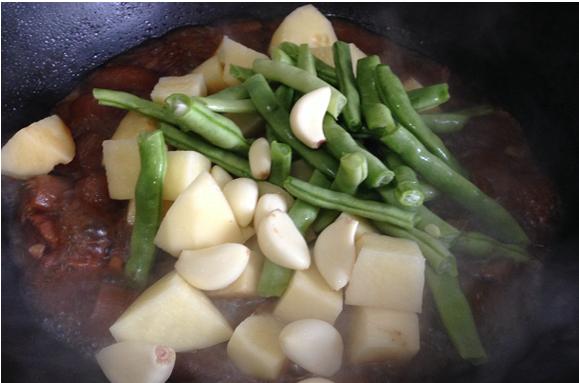 豆角土豆焖五花肉的方法（超级下饭的土豆豆角炖五花肉）(7)