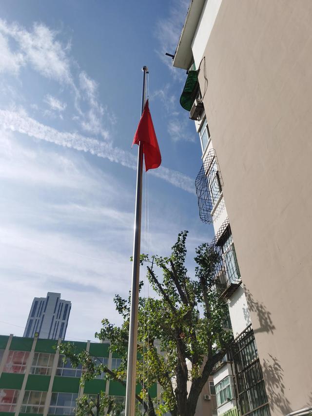 北街小学向国旗献礼（小东门小学我们爱您）(5)