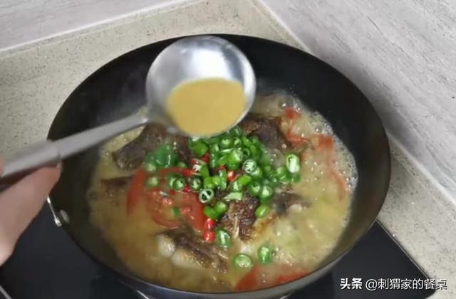 红烧鲤鱼怎么做才能不柴（好吃不长肉的西红柿闷鲤鱼）(6)