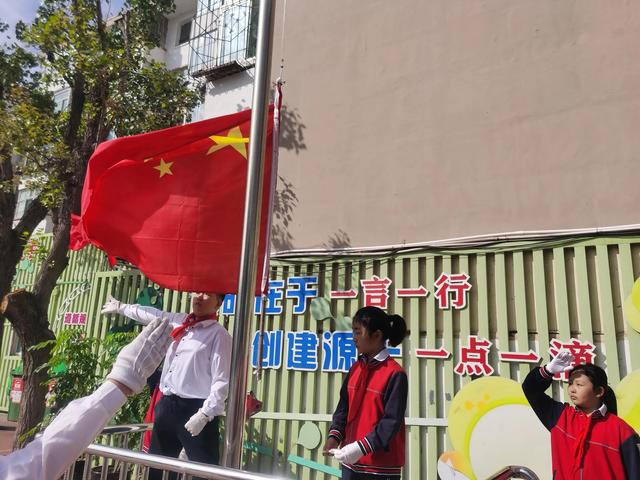 北街小学向国旗献礼（小东门小学我们爱您）(3)