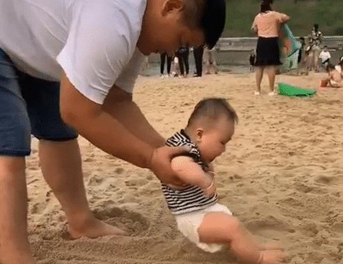 宝爸带娃出去玩就是开心（宝爸带娃沙滩玩耍）(3)