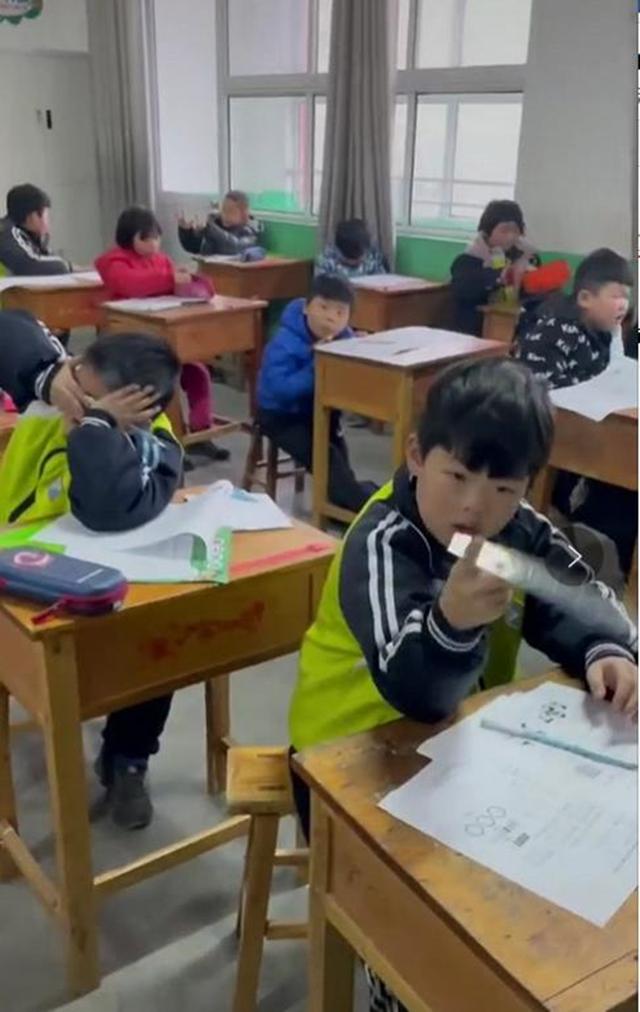 一年级小朋友考试现状（一年级小学生上演大型）(6)