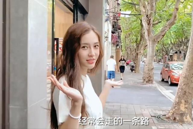 angelababy路人视角上海（Angelababy上海街头回忆童年吃3元拉面）(1)