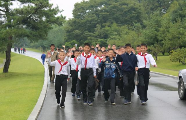 朝鲜旅游可以自己找一个导游吗（到朝鲜旅游为什么一个团会有两名导游）(4)