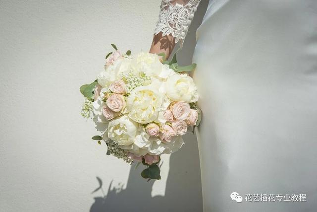 新娘手捧花制作教程淡粉色款（花艺教程-新娘手捧花的设计-款式篇）(7)