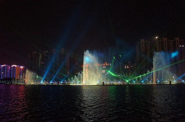 榕江的音乐喷泉有哪些（看看国内那些美丽的水秀）(2)