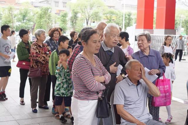 民间治疗青光眼白内障的土办法（老花青光眼白内障......常见老年眼病及认识误区）(8)