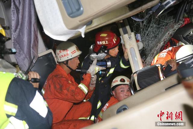 沪昆高速江西段车祸最新（沪昆高速江西境内一旅游大巴发生车祸致5死48伤）(2)