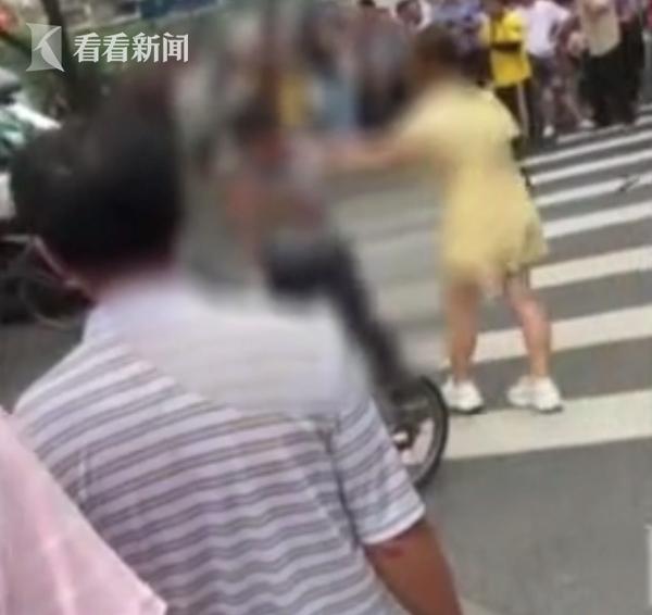 广州一男子持刀拦截运钞车（徒手拦运钞车女子街头）(5)