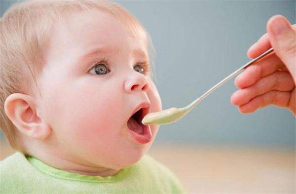 6个月宝宝初次添加辅食的正确方法（宝宝在6个月的时候）(1)