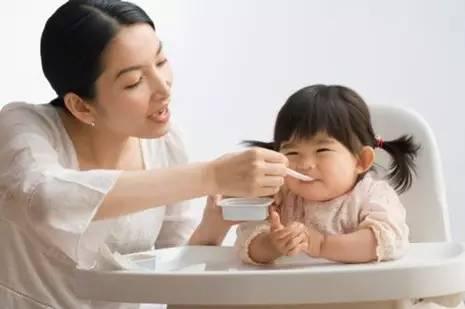 6个月宝宝初次添加辅食的正确方法（宝宝在6个月的时候）(4)