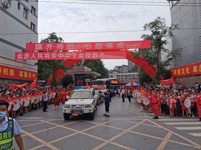 沙市三中第一个出考场的考生（穿过得胜门50辆大巴送1560名南江高考生出征）(5)