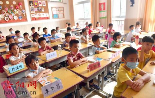 实验小学新生一年级开学第一天（我是小学生啦今日）(6)