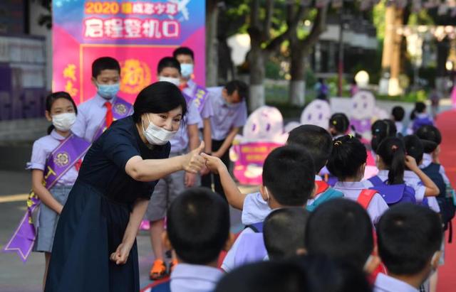 清华附小春季什么时候开学（清华附小2200余名学生今日开学）(3)