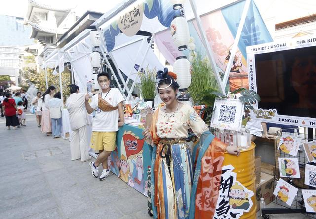 10月1日国庆节五星红旗迎风飘扬（十一国庆节）(8)