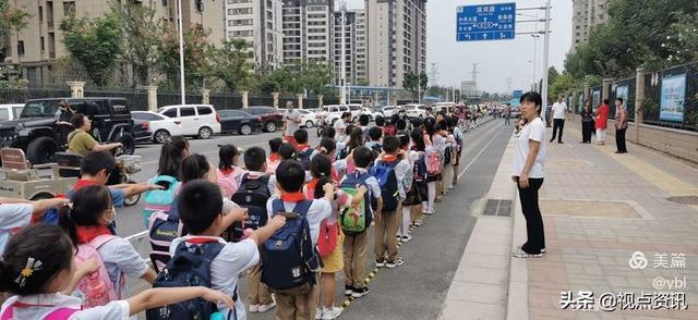 张掖路小学全员运动会直播（展风采-惠济区迎宾路小学放学路队展示活动掠影）(5)