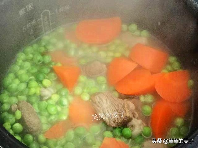 电锅羊肉手抓饭简单做法（中午做了锅羊肉手抓饭）(8)