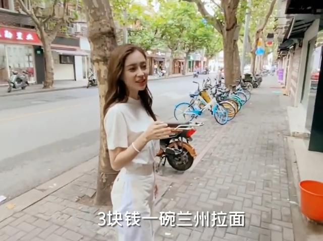 angelababy路人视角上海（Angelababy上海街头回忆童年吃3元拉面）(3)