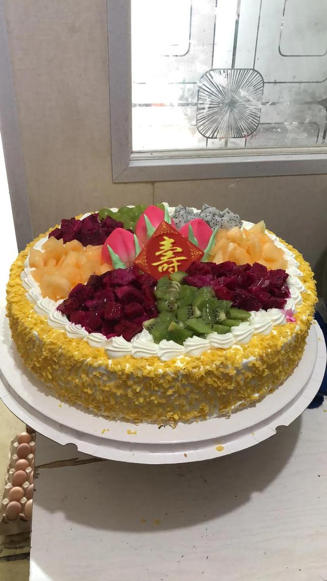 过生日买蛋糕给孩子们吃（为吃蛋糕去给姥爷过生日的小孩）(1)