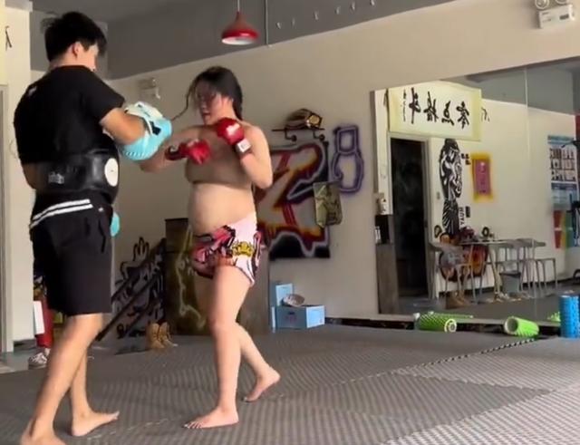 孕妇能不能练太极拳（90后女子怀孕8月半每天仍练泰拳1小时）(2)