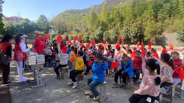 给乡村学校捐赠图书  活动报道（捐赠爱心图书情暖乡村小学）(1)