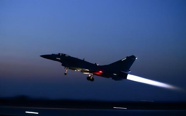 不明飞机入侵领空视频 夜间驱离入侵飞机有多难(1)