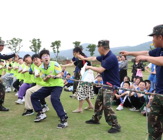 宜城市实验小学拔河比赛（宜城市南街小学举行）(3)